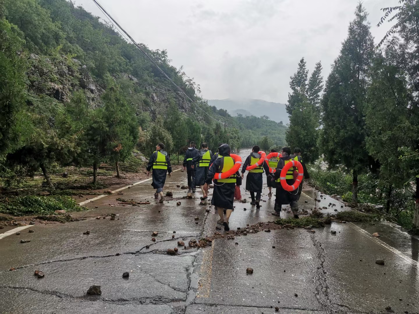 防汛救灾进行时辉县市拍石头乡洪水中逆流而上的背影