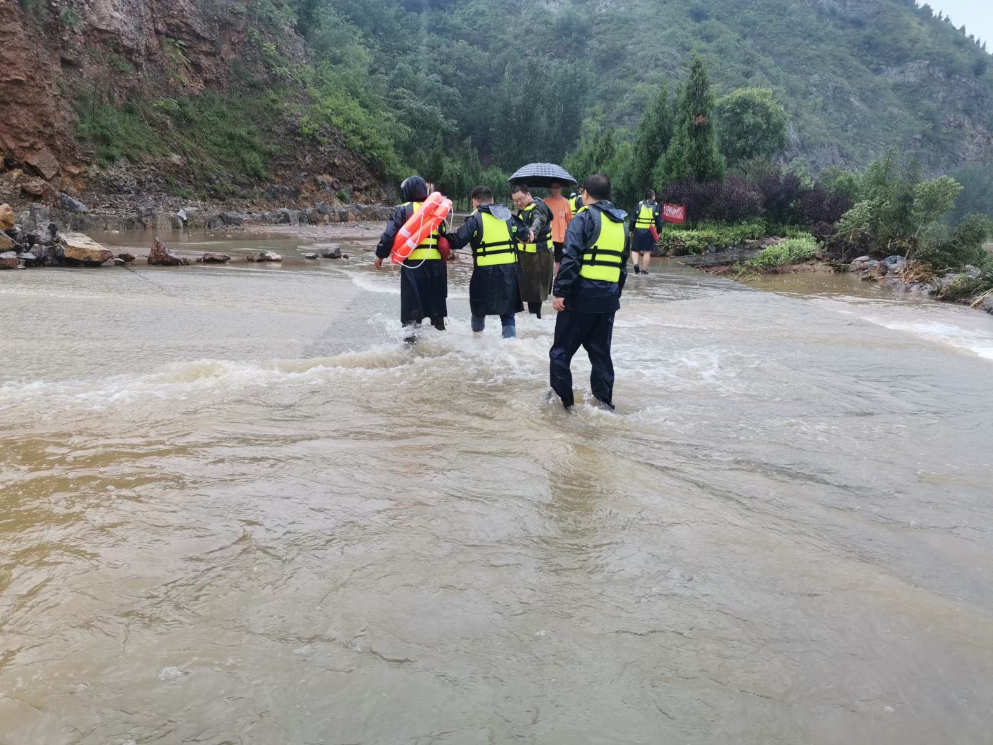防汛救灾进行时辉县市拍石头乡洪水中逆流而上的背影