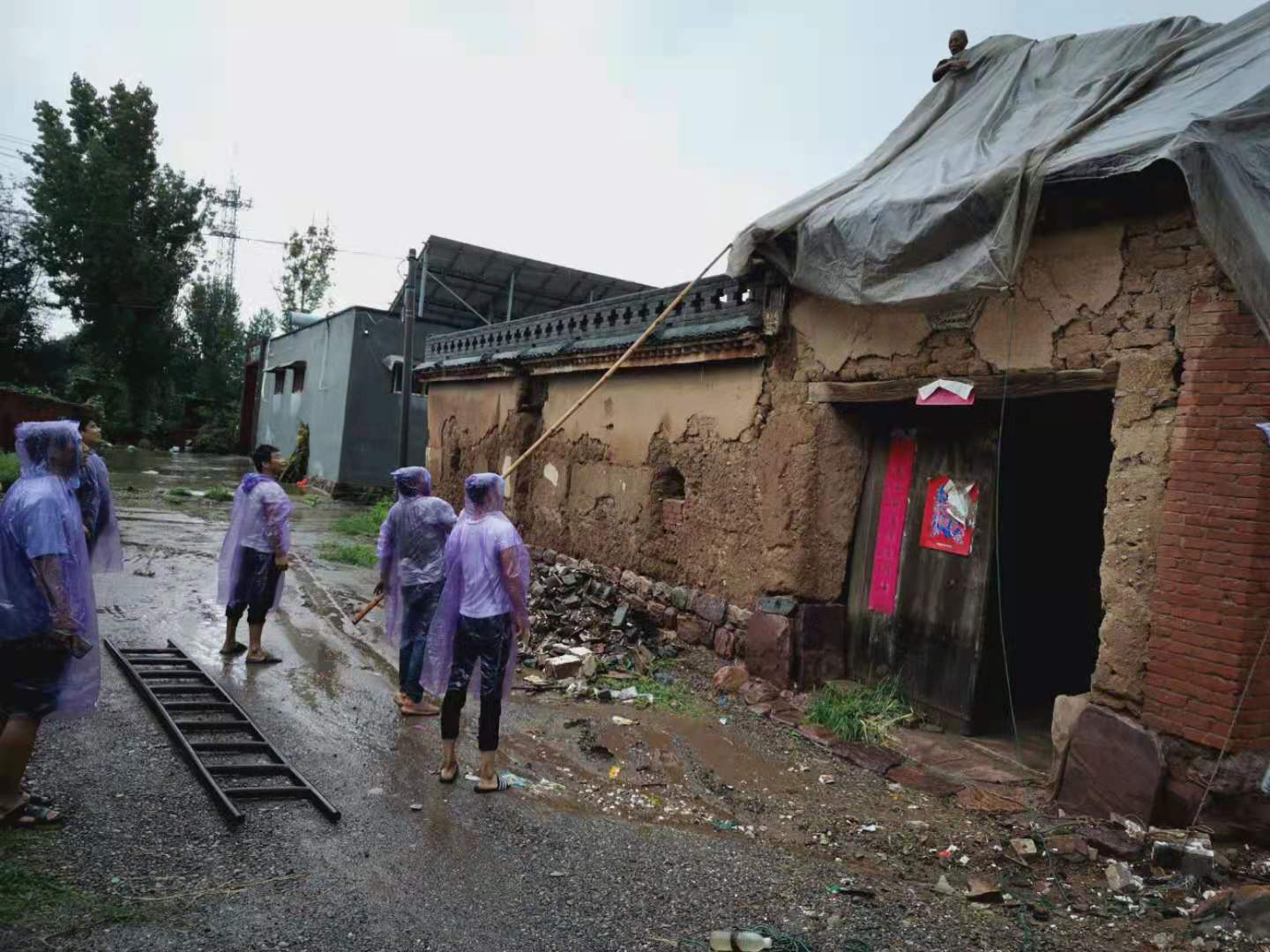 防汛救灾进行时辉县市上八里镇杨树庄村志愿者在行动